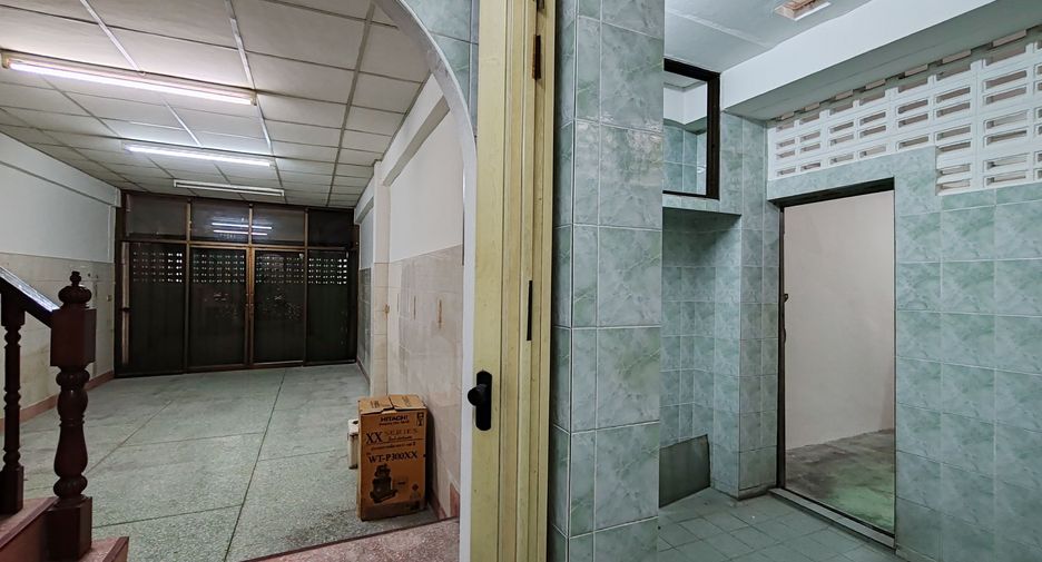 For rent 5 bedrooms retail Space in Sathon, Bangkok