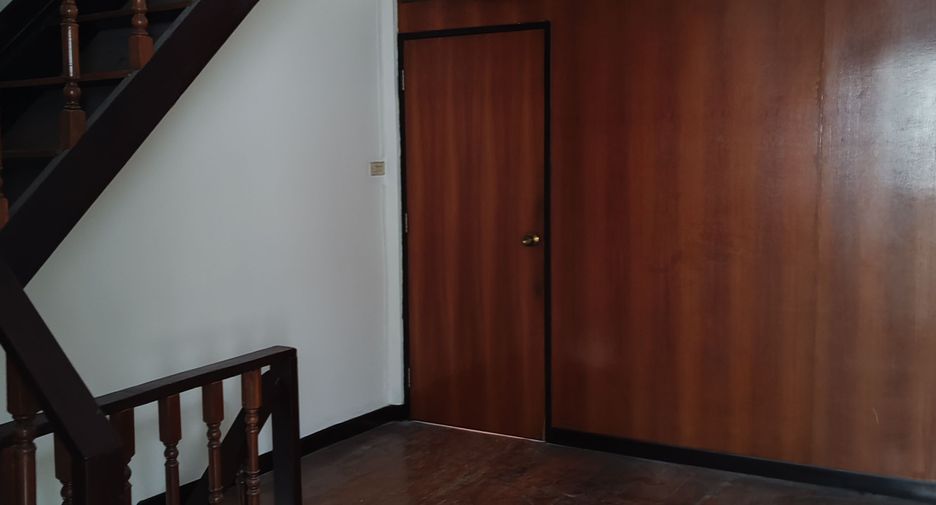 For rent 5 bedrooms retail Space in Sathon, Bangkok