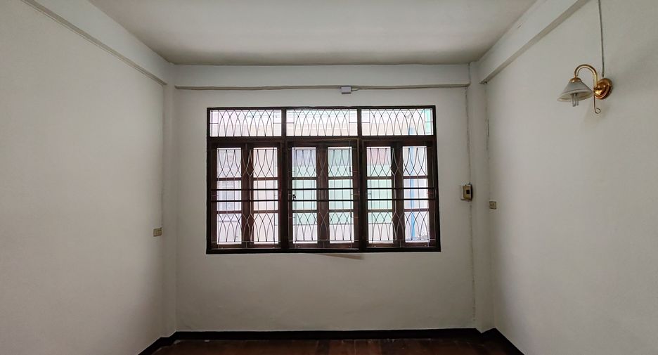 For rent 5 bedrooms retail Space in Sathon, Bangkok