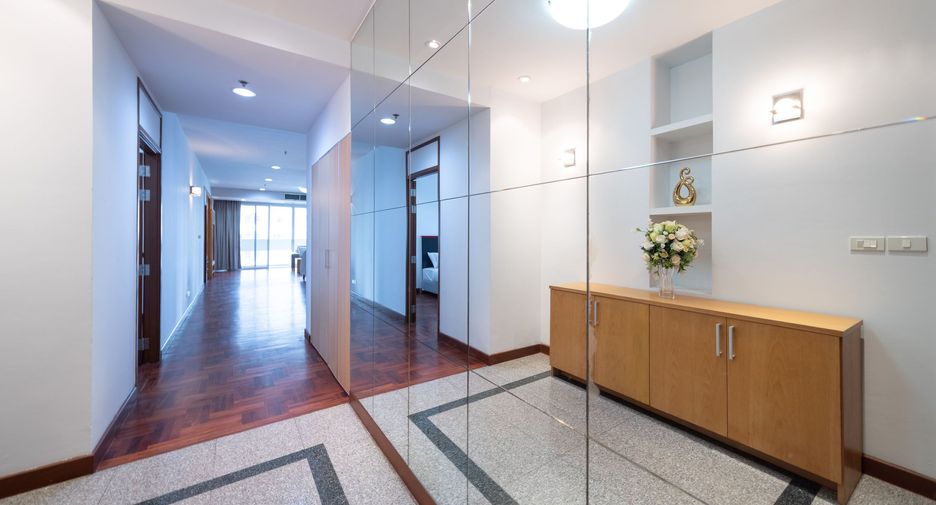 For rent 2 bedrooms condo in Khlong Toei, Bangkok