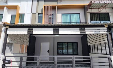 Casa adosada en alquiler de 3 habitaciones en Suan Luang, Bangkok