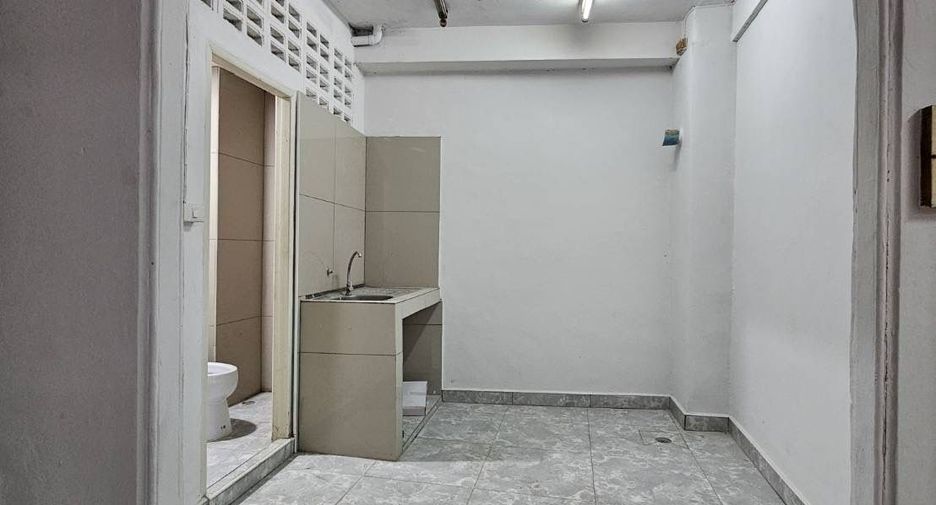 For sale and for rent 6 bedrooms retail Space in Bang Kho Laem, Bangkok