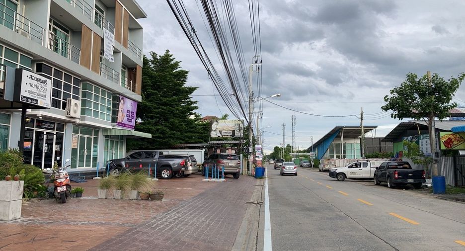 For rent 3 bedrooms retail Space in Min Buri, Bangkok