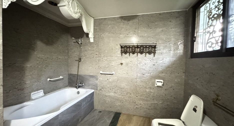 Haus zur Miete mit 5 Zimmer in Watthana, Bangkok