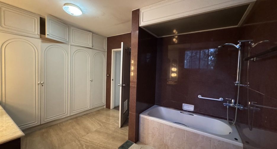 Haus zur Miete mit 5 Zimmer in Watthana, Bangkok