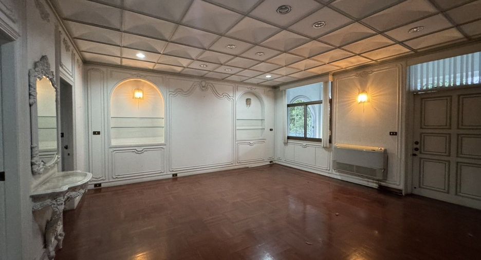 For rent 5 bedrooms house in Watthana, Bangkok