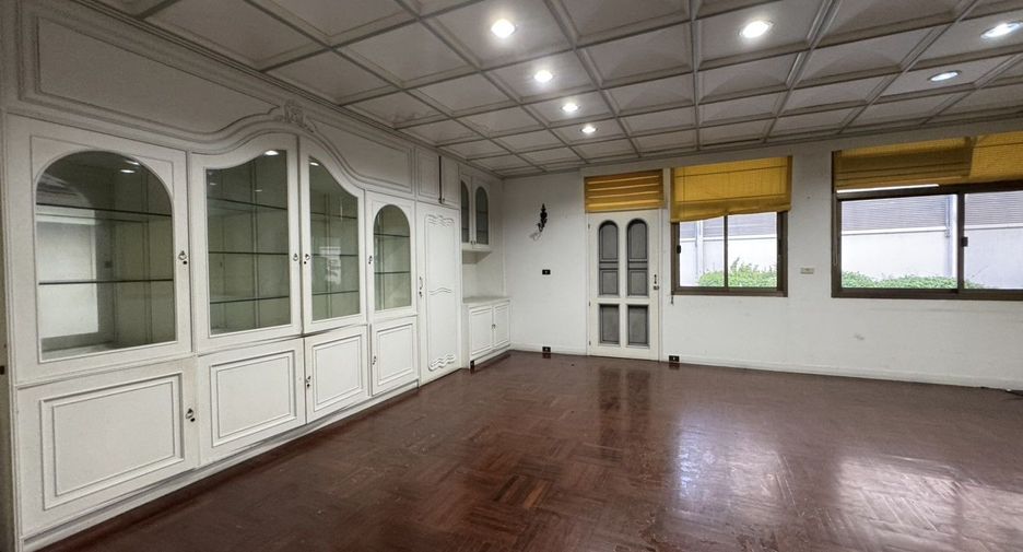 For rent 5 bedrooms house in Watthana, Bangkok