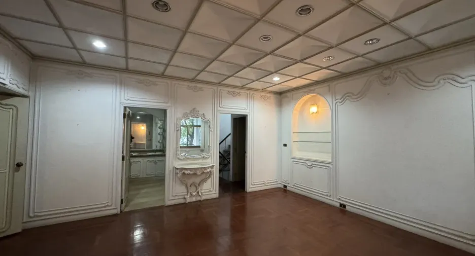 Haus zur Miete mit 5 Zimmer in Watthana, Bangkok
