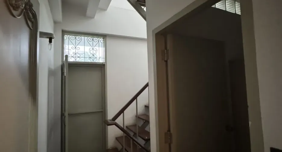 Haus zur Miete mit 5 Zimmer in Watthana, Bangkok