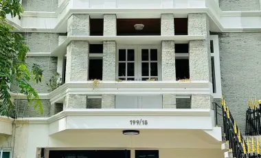 À louer 4 chambres maison de ville à Watthana, Bangkok