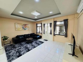 Casa adosada en alquiler de 4 habitaciones en Watthana, Bangkok