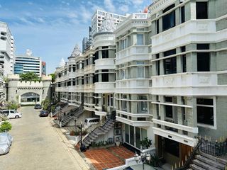Casa adosada en alquiler de 4 habitaciones en Watthana, Bangkok