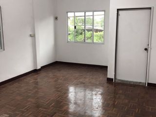 Casa adosada en alquiler de 3 habitaciones en Sai Mai, Bangkok
