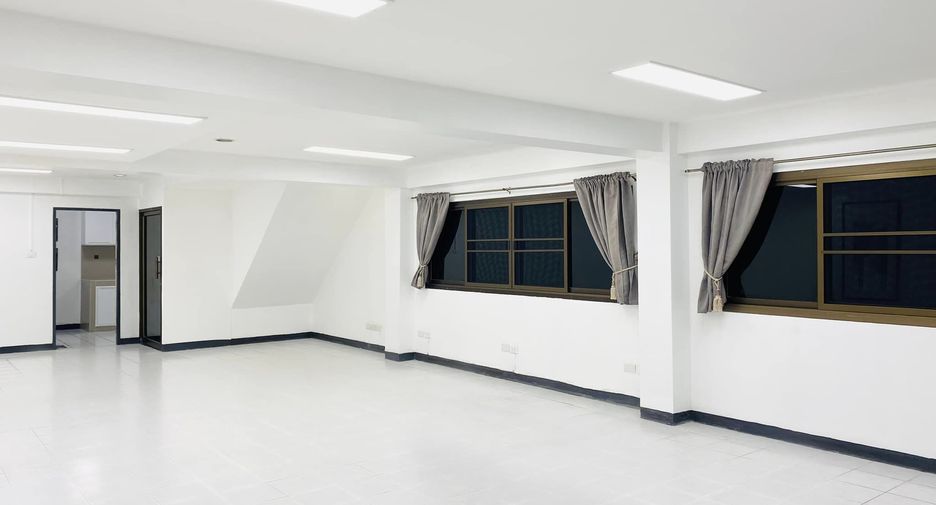 For rent 5 bedrooms townhouse in Prawet, Bangkok