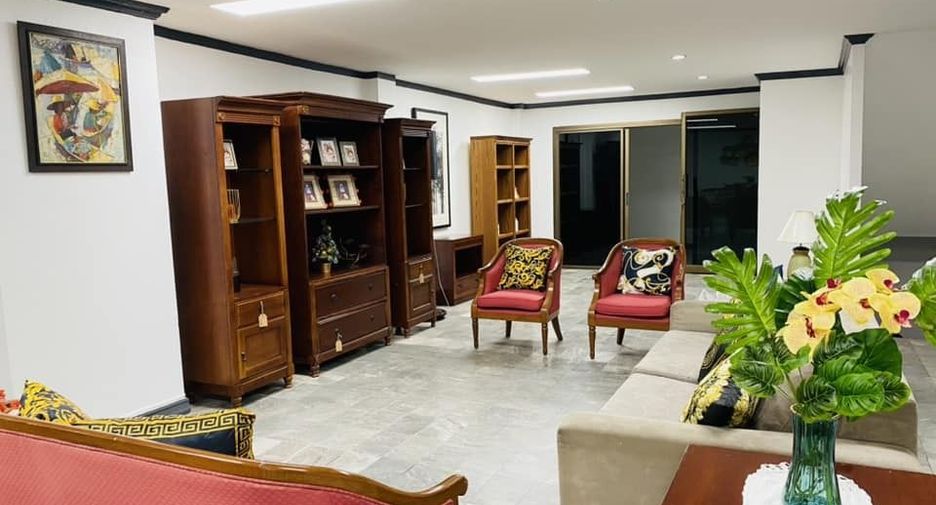 For rent 5 bedrooms townhouse in Prawet, Bangkok