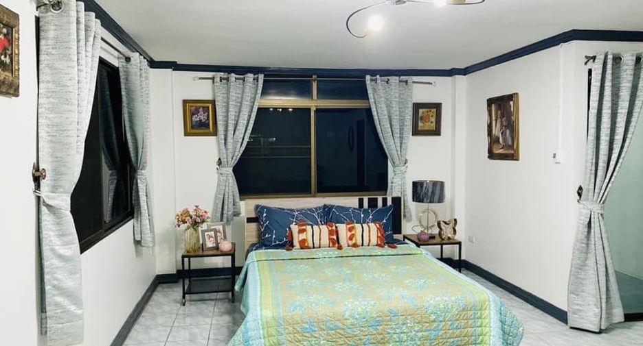For rent 5 bedrooms townhouse in Prawet, Bangkok