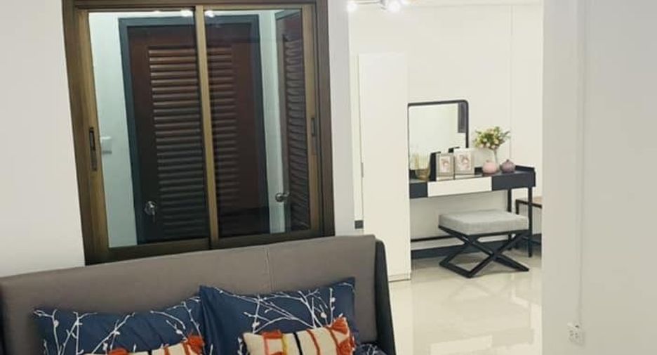 For rent 5 bedrooms townhouse in Prawet, Bangkok