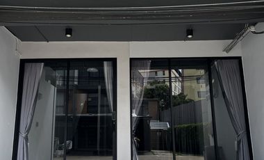 Reihenhaus zum Kauf und zur Miete mit 2 Zimmer in Phra Khanong, Bangkok