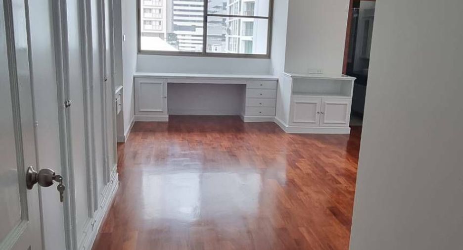 For rent 3 bedrooms condo in Khlong Toei, Bangkok