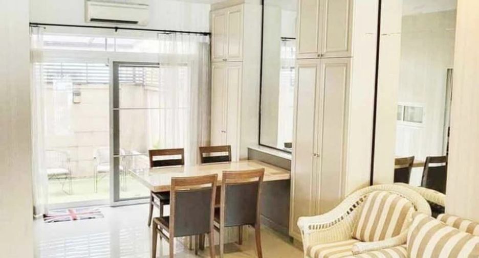 For rent 3 bedrooms townhouse in Wang Thonglang, Bangkok