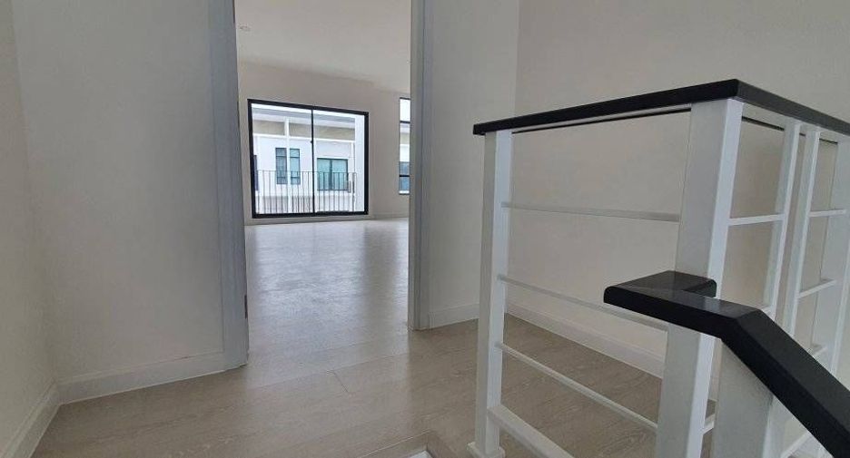 À louer 3 chambres maison de ville à Saphan Sung, Bangkok