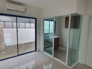 Reihenhaus zur Miete mit 3 Zimmer in Saphan Sung, Bangkok
