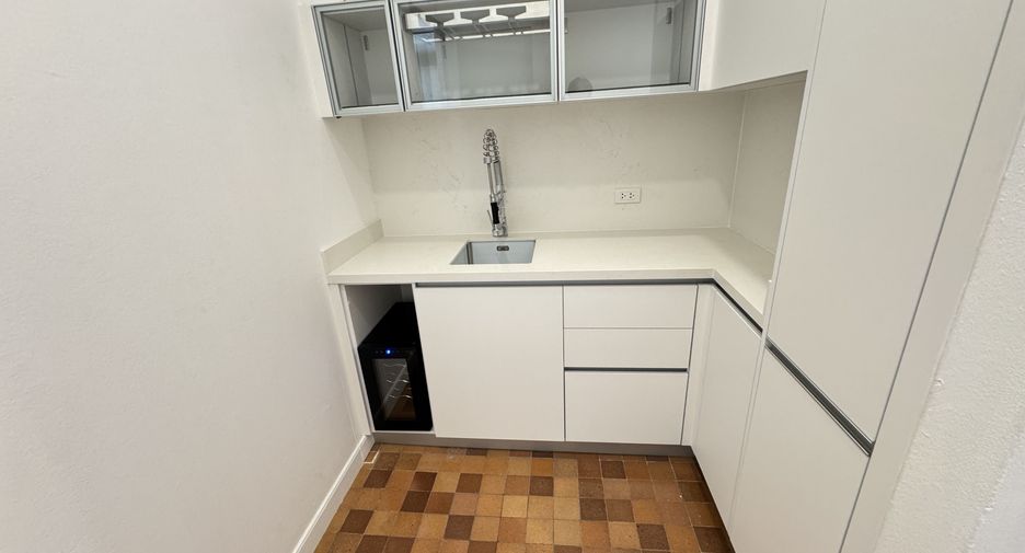 For rent 6 bedrooms house in Khlong Toei, Bangkok