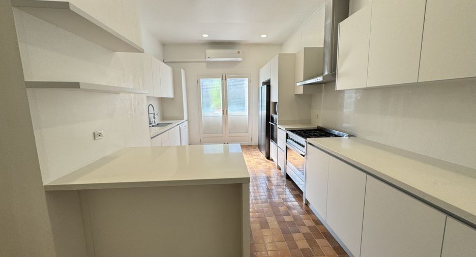 For rent 6 bedrooms house in Khlong Toei, Bangkok