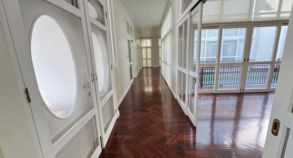 For rent 6 bedrooms house in Khlong Toei, Bangkok