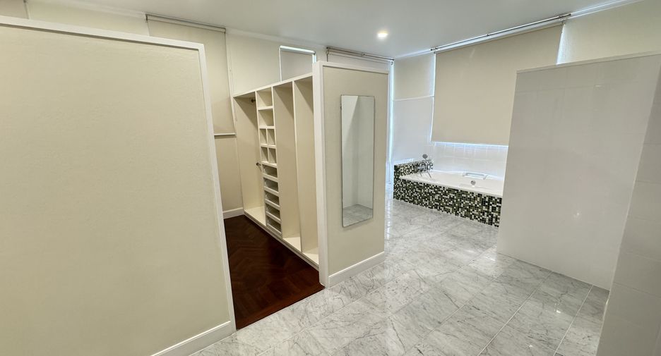 For rent 6 bedrooms house in Khlong Toei, Bangkok