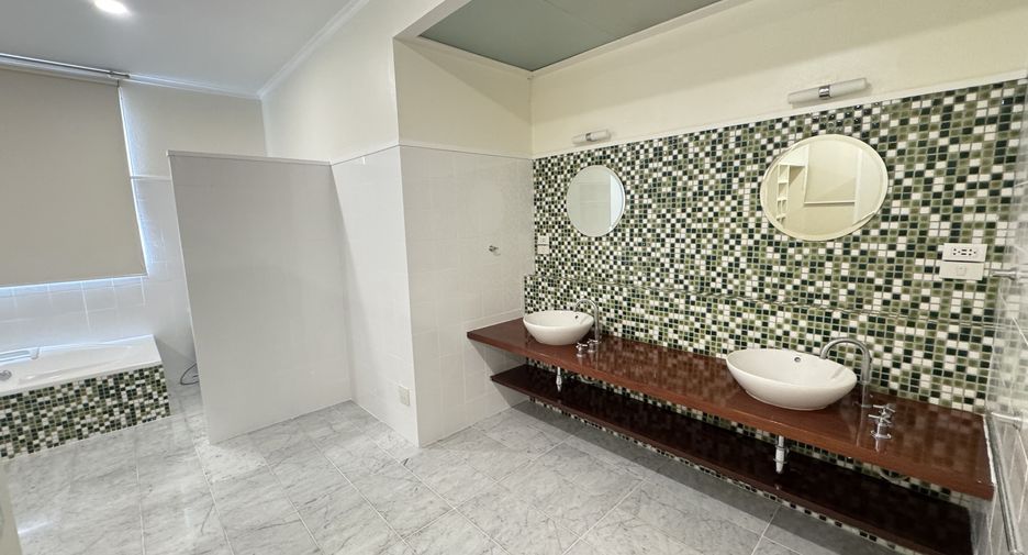 For rent 6 bedrooms house in Khlong Toei, Bangkok