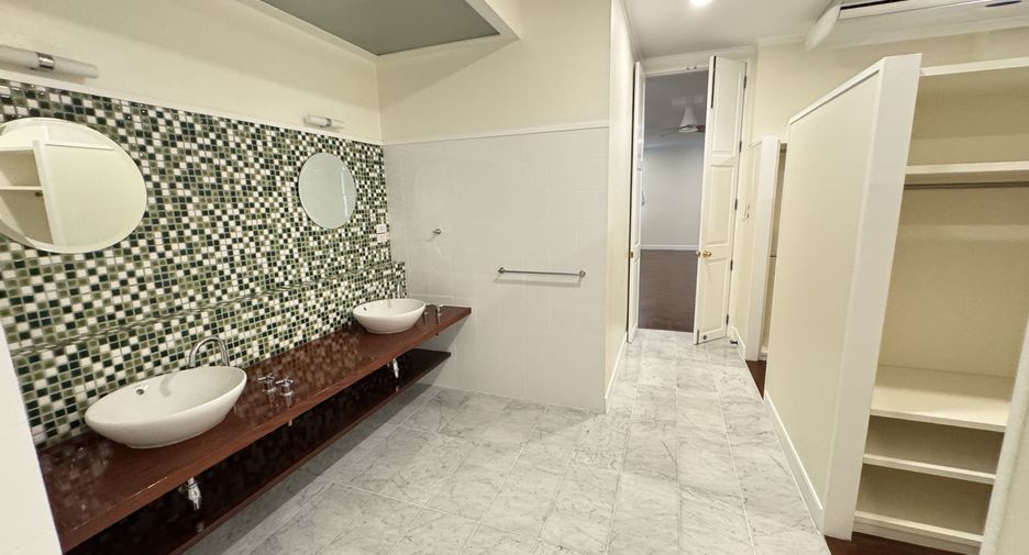 For rent 6 bedrooms house in Khlong Toei, Bangkok