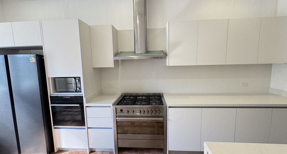 For rent 6 bedrooms house in Khlong Toei, Bangkok