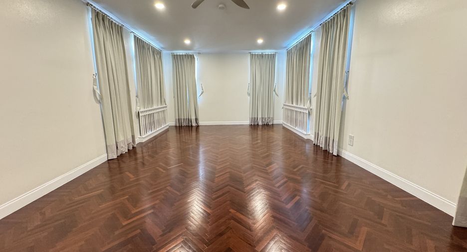 For rent 6 bedrooms house in Khlong Toei, Bangkok