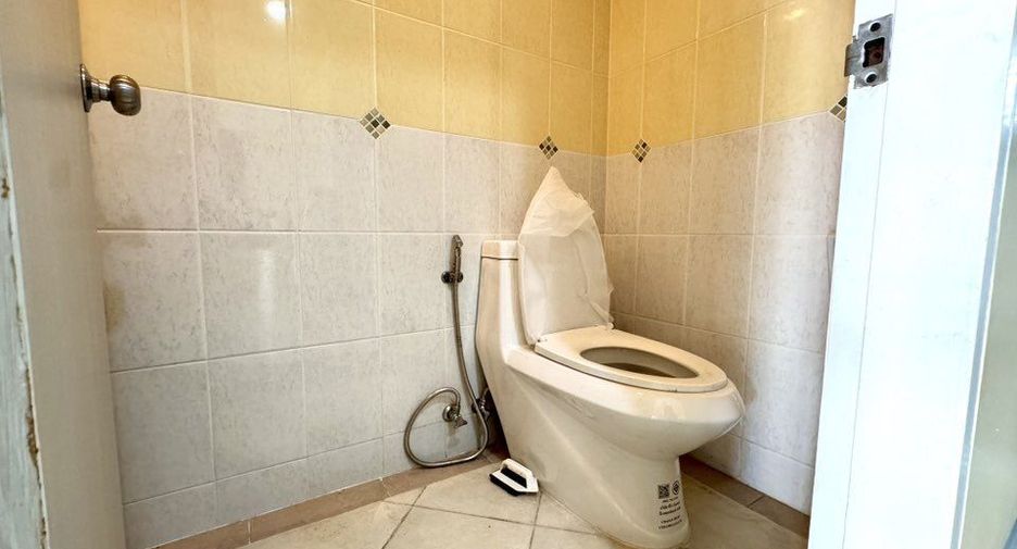 For rent 3 bedrooms townhouse in Bang Kapi, Bangkok