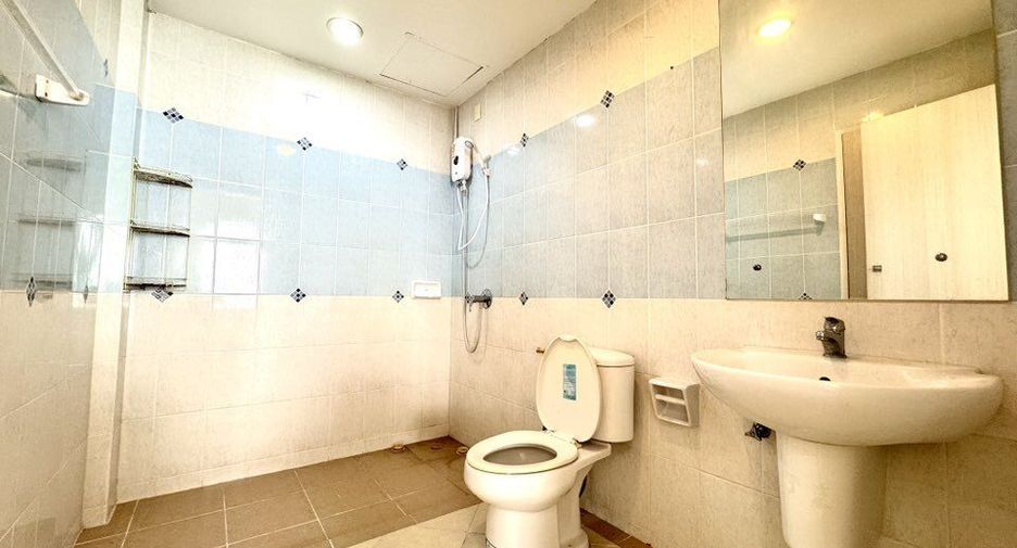 For rent 3 bedrooms townhouse in Bang Kapi, Bangkok