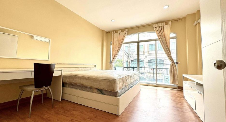 For rent 3 bedrooms townhouse in Bang Kapi, Bangkok