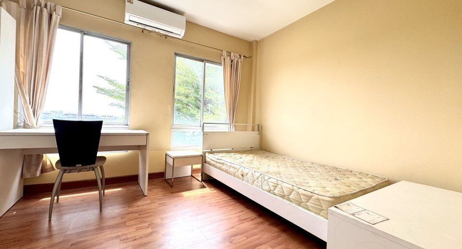 For rent 3 bedrooms townhouse in Bang Kapi, Bangkok