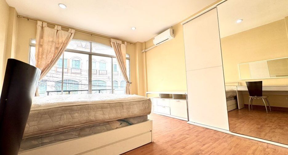 For rent 3 bedrooms townhouse in Bang Kapi, Bangkok