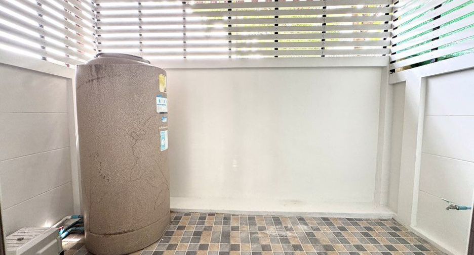 For rent 3 bedrooms townhouse in Bang Kapi, Bangkok