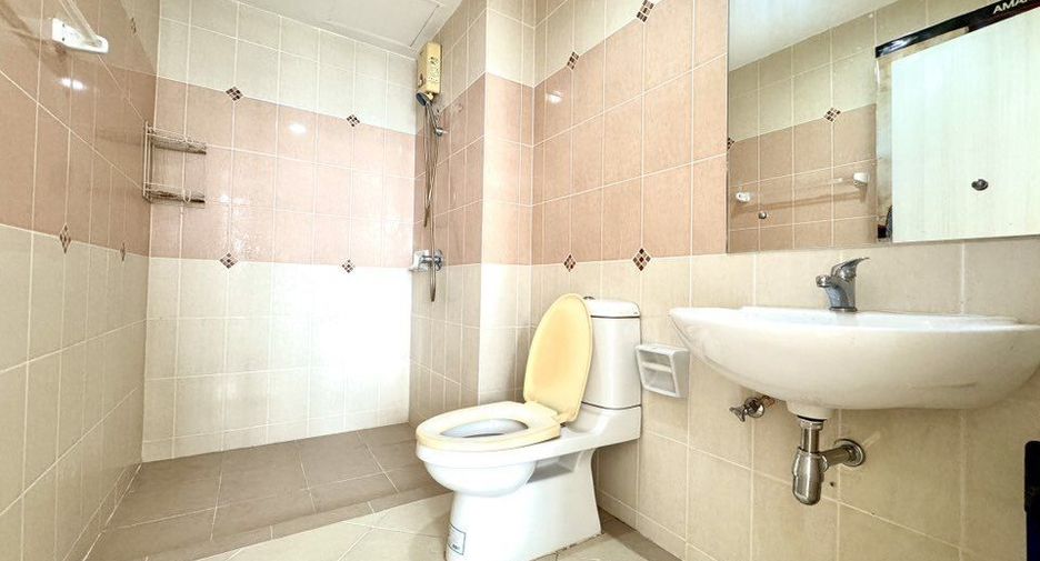 For rent 3 bedrooms townhouse in Bang Kapi, Bangkok