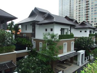 Haus zur Miete mit 4 Zimmer in Khlong Toei, Bangkok
