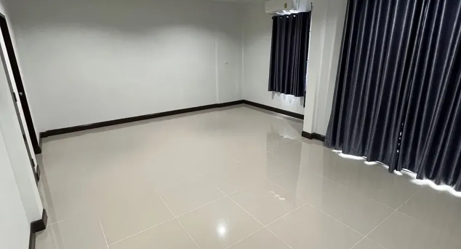 Reihenhaus zum Kauf mit 4 Zimmer in Khlong Sam Wa, Bangkok