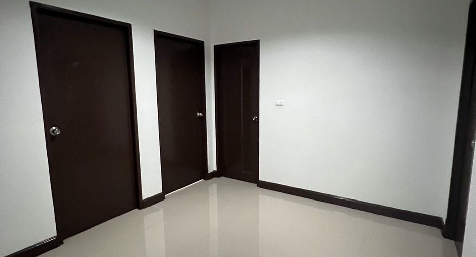 For sale 4 bedrooms townhouse in Khlong Sam Wa, Bangkok