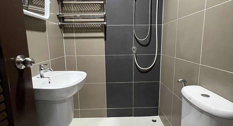 For sale 4 bedrooms townhouse in Khlong Sam Wa, Bangkok