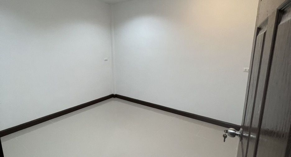 For sale 4 bedrooms townhouse in Khlong Sam Wa, Bangkok