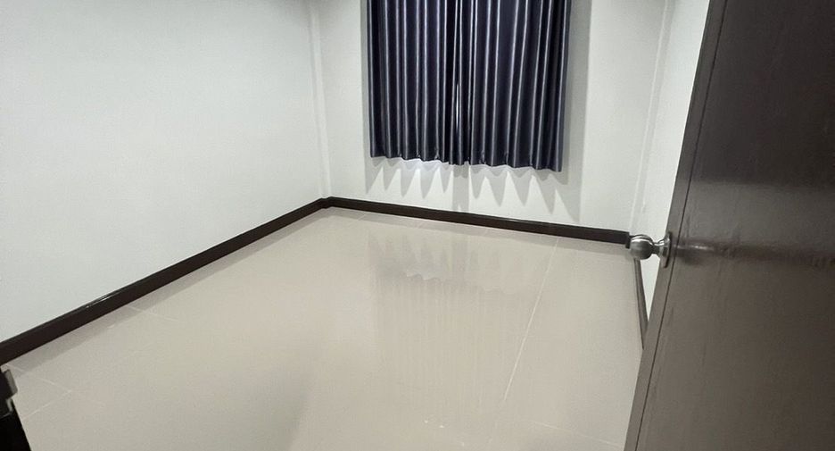 For sale 4 bedrooms townhouse in Khlong Sam Wa, Bangkok
