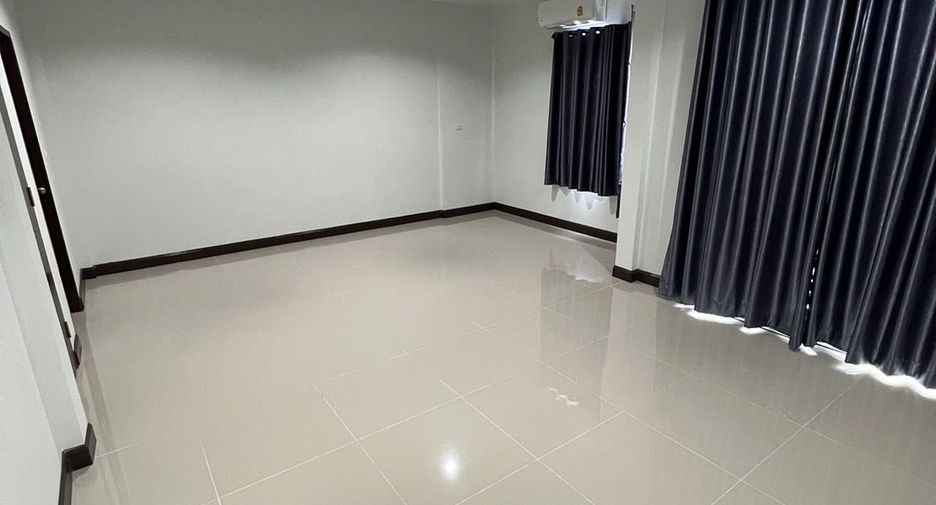 For sale 4 bedrooms townhouse in Khlong Sam Wa, Bangkok