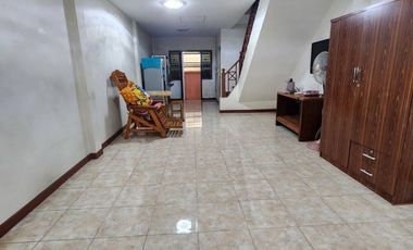À vendre 2 chambres maison de ville à Min Buri, Bangkok