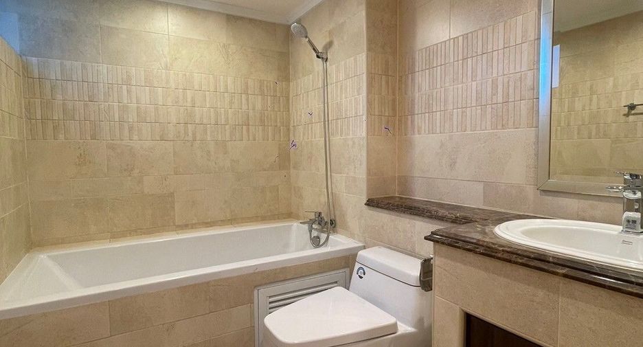 For rent 3 bedrooms apartment in Khlong Toei, Bangkok